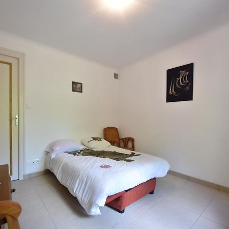 Superb Holiday Home With Private Garden Yvias Luaran gambar