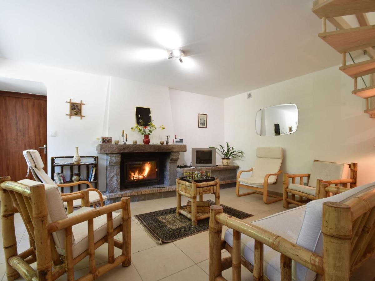 Superb Holiday Home With Private Garden Yvias Luaran gambar