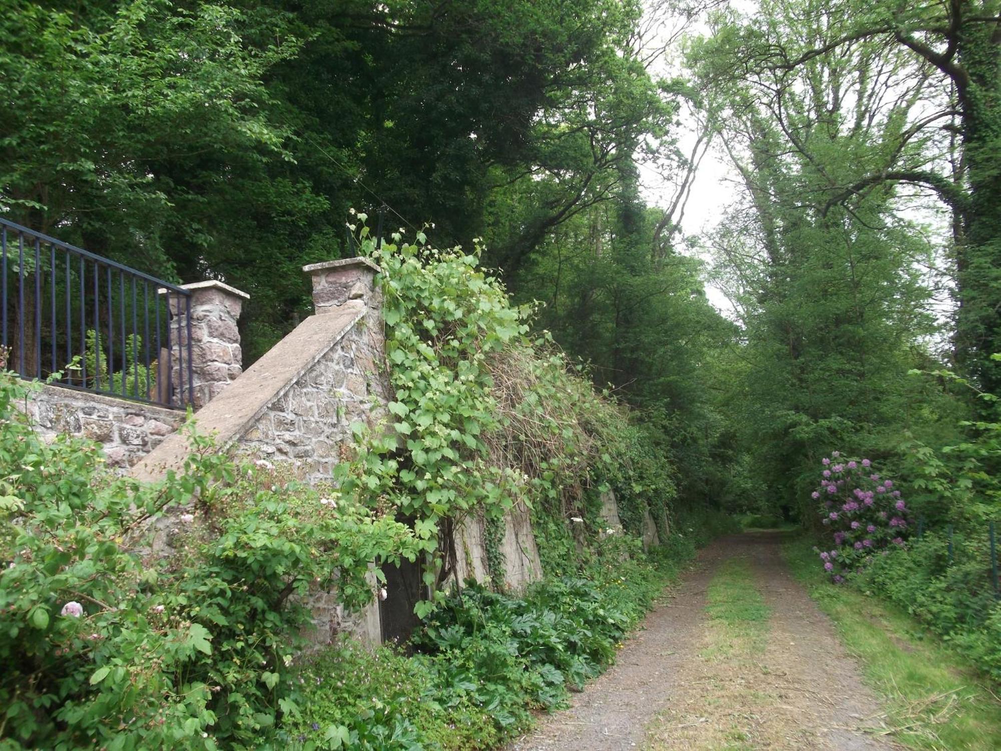 Superb Holiday Home With Private Garden Yvias Luaran gambar