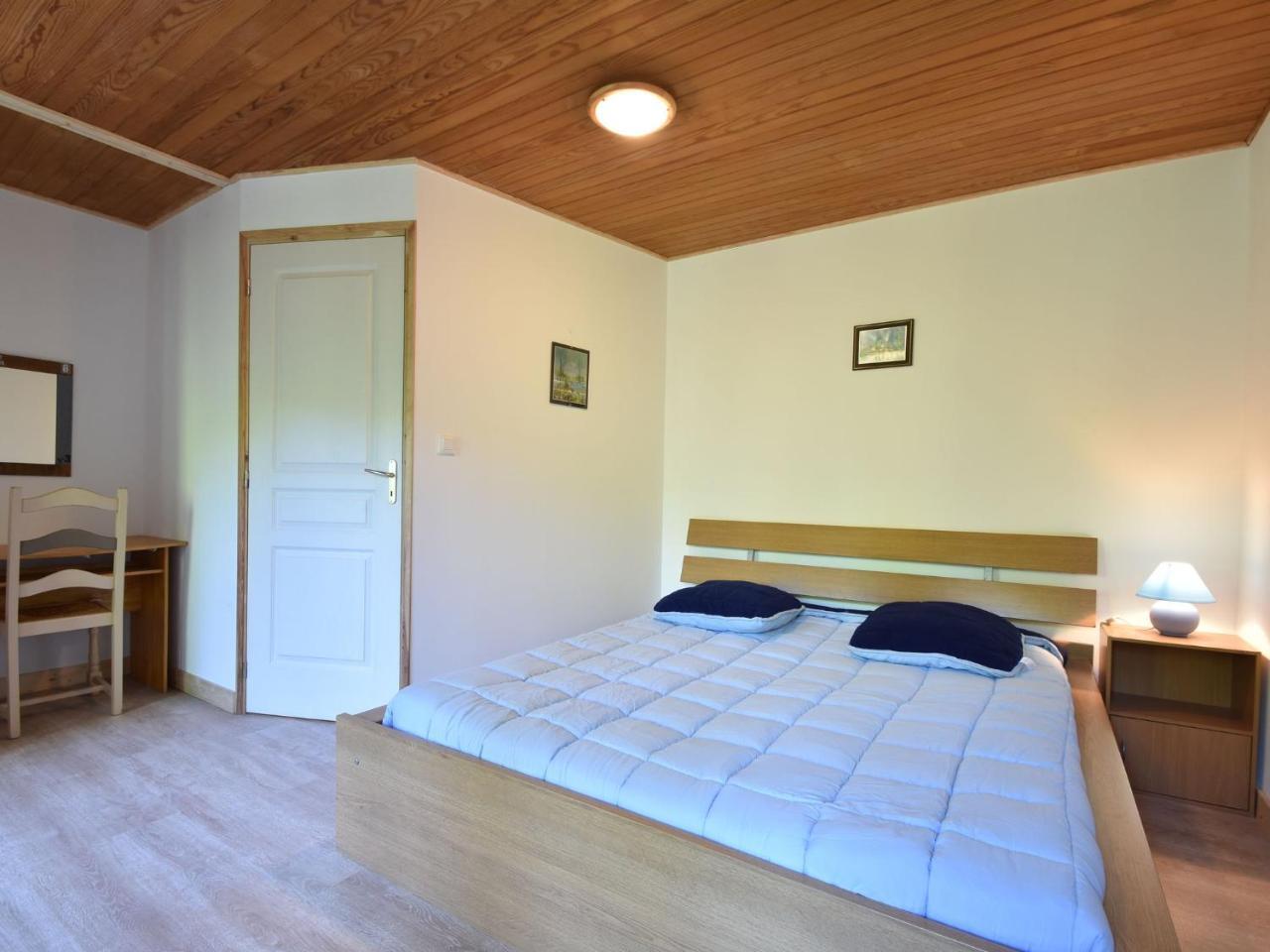 Superb Holiday Home With Private Garden Yvias Luaran gambar